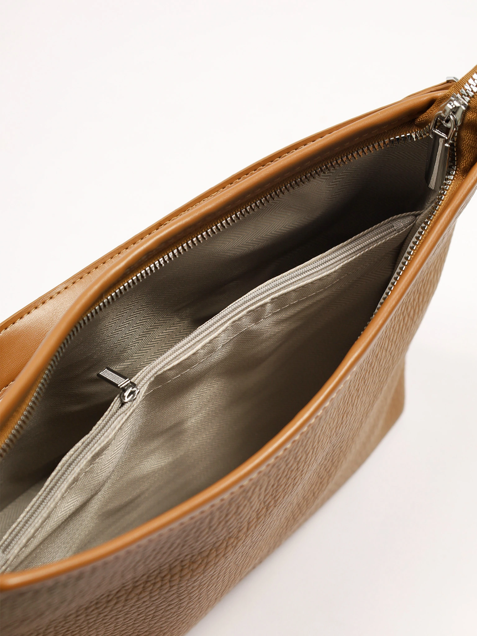 Сумка-кроссбоди  с декоративным брелком в ассортименте